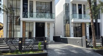 5 BEDROOM FULLY DETACHED DUPLEX